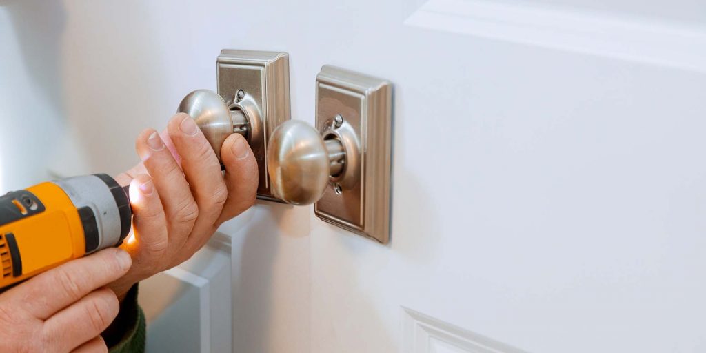 handyman-in-the-door-lock-in-the-room-door-in-hous-GHQ5FWS.jpg